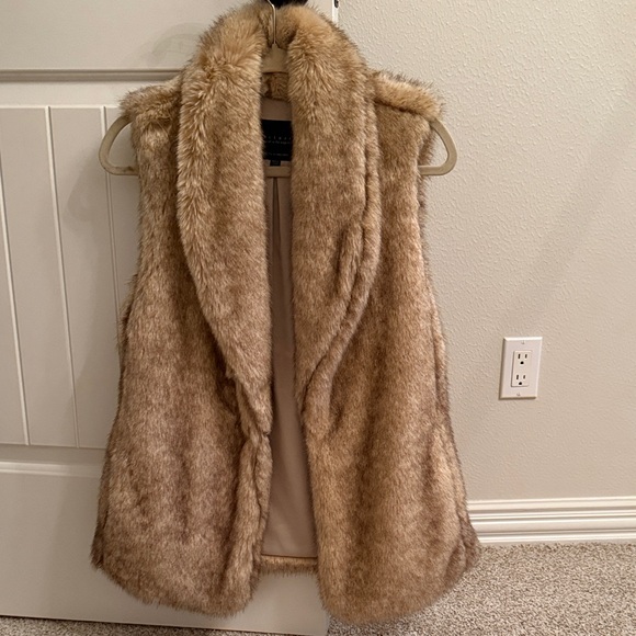 Sanctuary Jackets & Blazers - Sanctuary Faux Fur Vest in Brown. Size XS